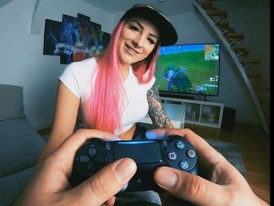 Pia Sativa Porno Video: Gaming hand**b!!! Er wollte zocken